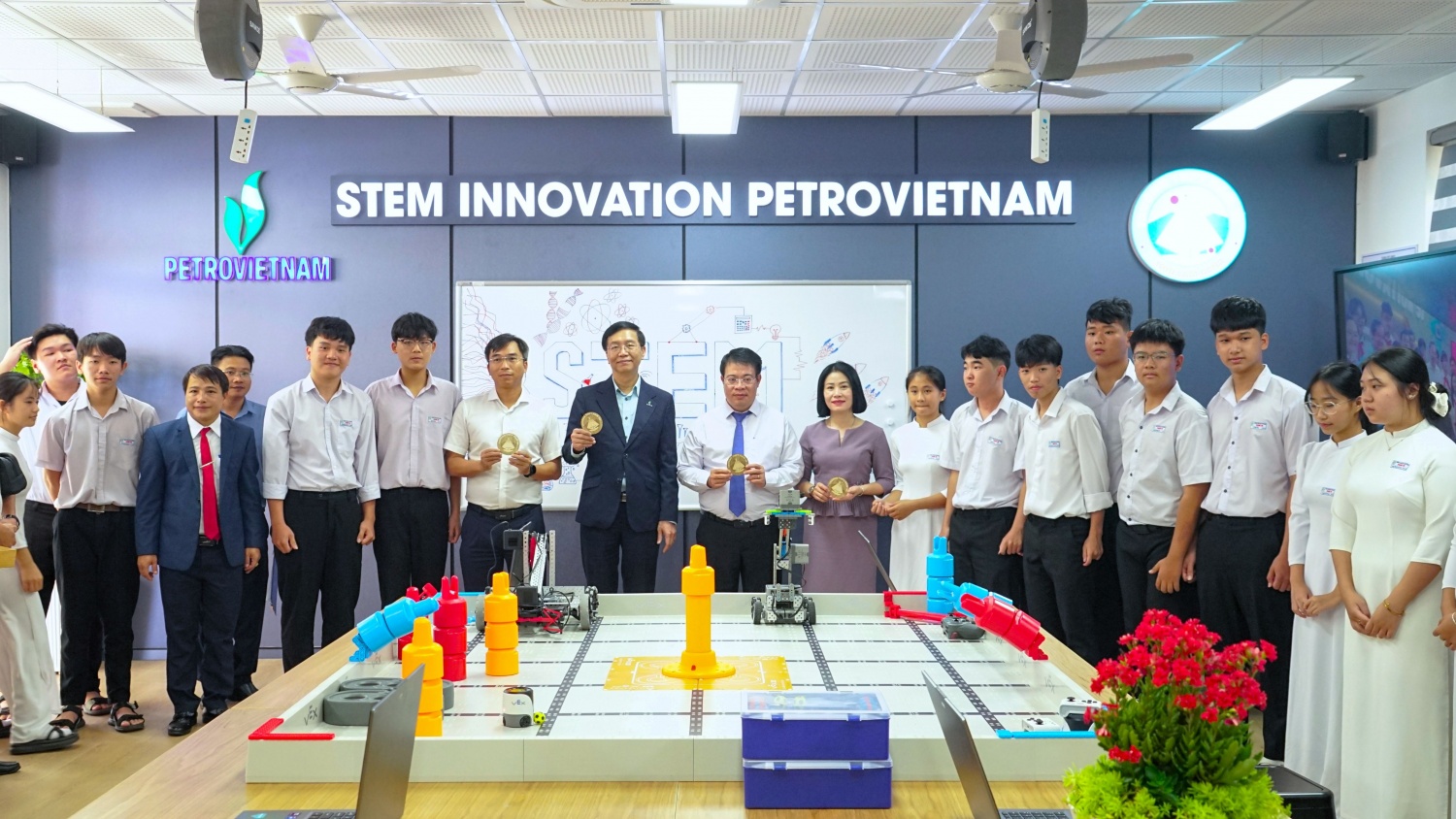 Khánh thành Phòng STEM Innovation Petrovietnam tại Trường THPT Đạm Ri: Tiếp sức sáng tạo - nghiên cứu khoa học Phòng STEM Innovation Petrovietnam tại Trường THPT Đạm Ri:
Tiếp sức sáng tạo - nghiên cứu khoa học