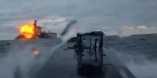 Ukraine tấn công tàu chở dầu thuộc Ukraine lại tấn công loạt cơ sở dầu của Nga