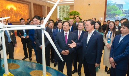 [Chùm ảnh] Thủ tướng Phạm Minh Chính tham quan gian trưng bày của Petrovietnam tại Diễn đàn Kinh tế Việt Nam 2025