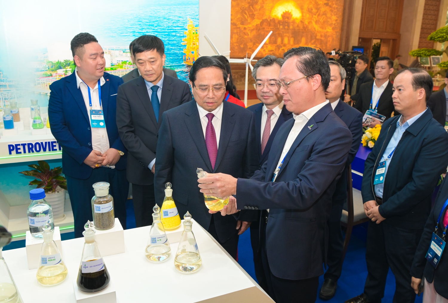 [Chùm ảnh] Thủ tướng Phạm Minh Chính tham quan gian trưng bày của Petrovietnam tại Diễn đàn Kinh tế Việt Nam 2025