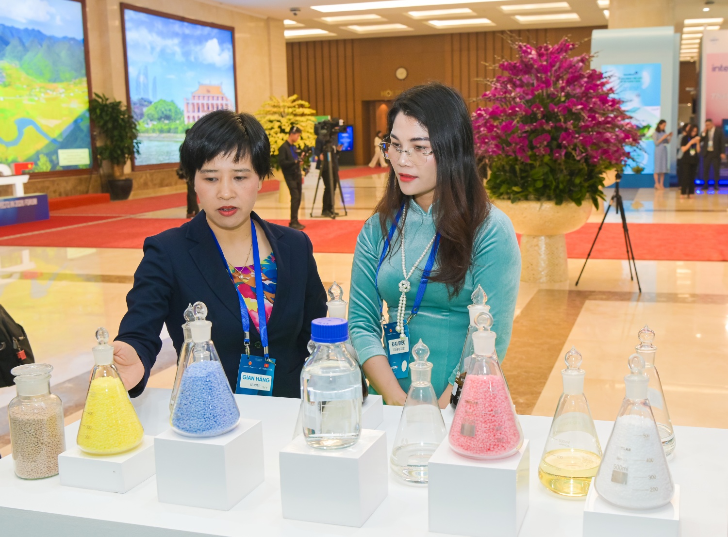 Khách tham quan gian triển lãm của Petrovietnam Khách tham quan gian triển lãm của Petrovietnam