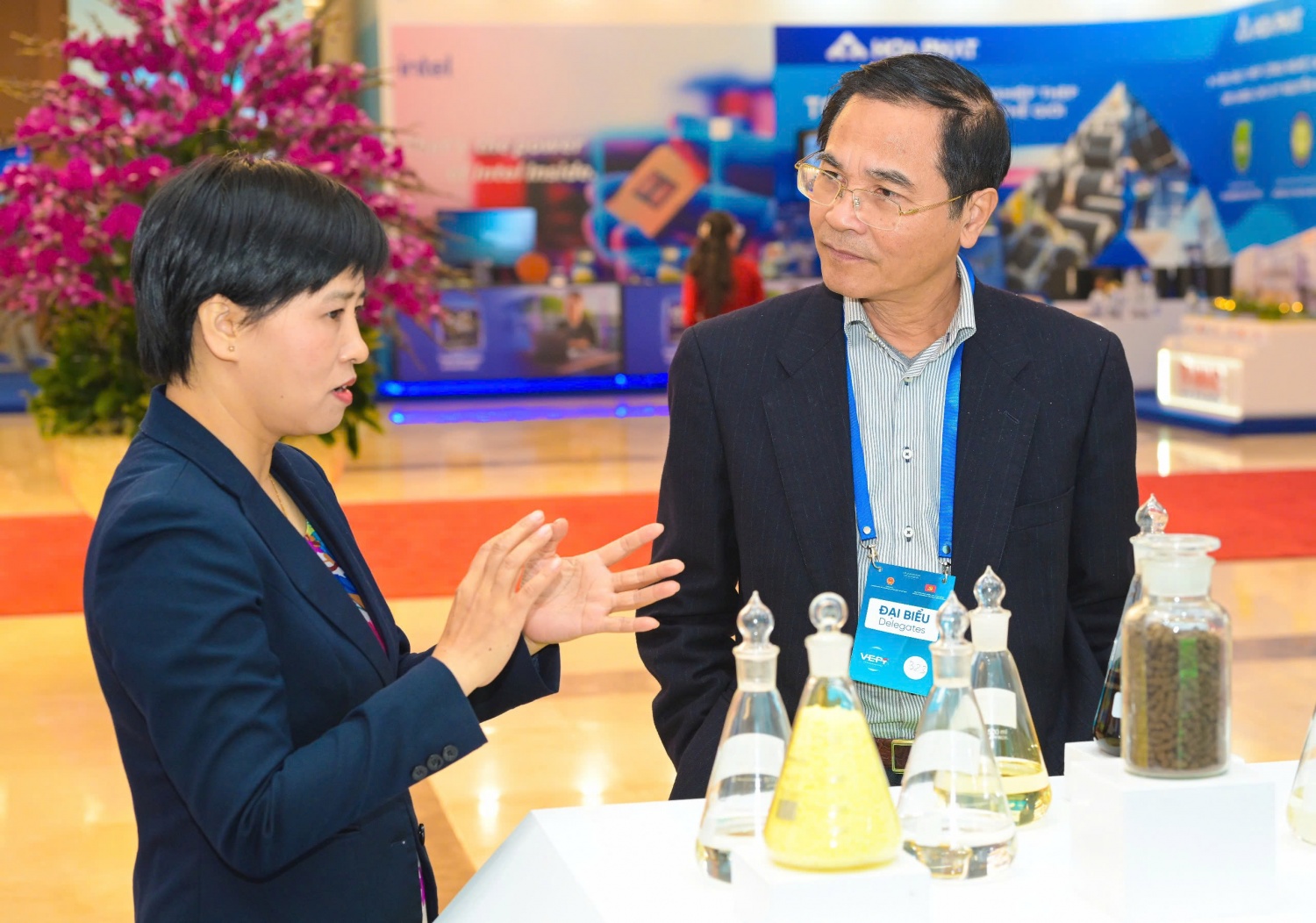 [Chùm ảnh] Thủ tướng Phạm Minh Chính tham quan gian trưng bày của Petrovietnam tại Diễn đàn Kinh tế Việt Nam 2025