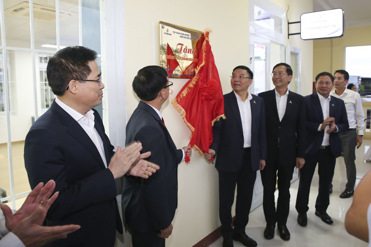 Các đại biểu thực hiện nghi thức khánh thành phòng STEM tại Trường THPT chuyên Lê Khiết.