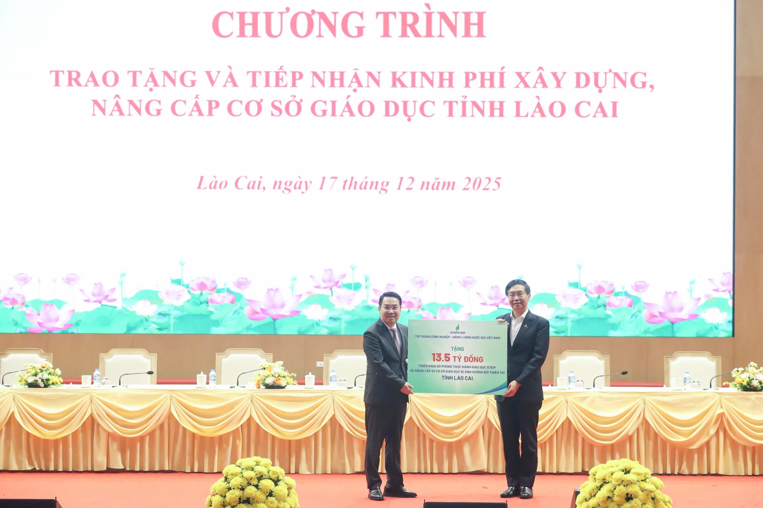 Petrovietnam tài trợ phòng STEM cho THPT Nguyễn Huệ (Lào Cai), góp phần chuẩn bị nguồn nhân lực chất lượng cao Petrovietnam tài trợ phòng STEM cho THPT Nguyễn Huệ (Lào Cai), góp phần chuẩn bị nguồn nhân lực chất lượng cao