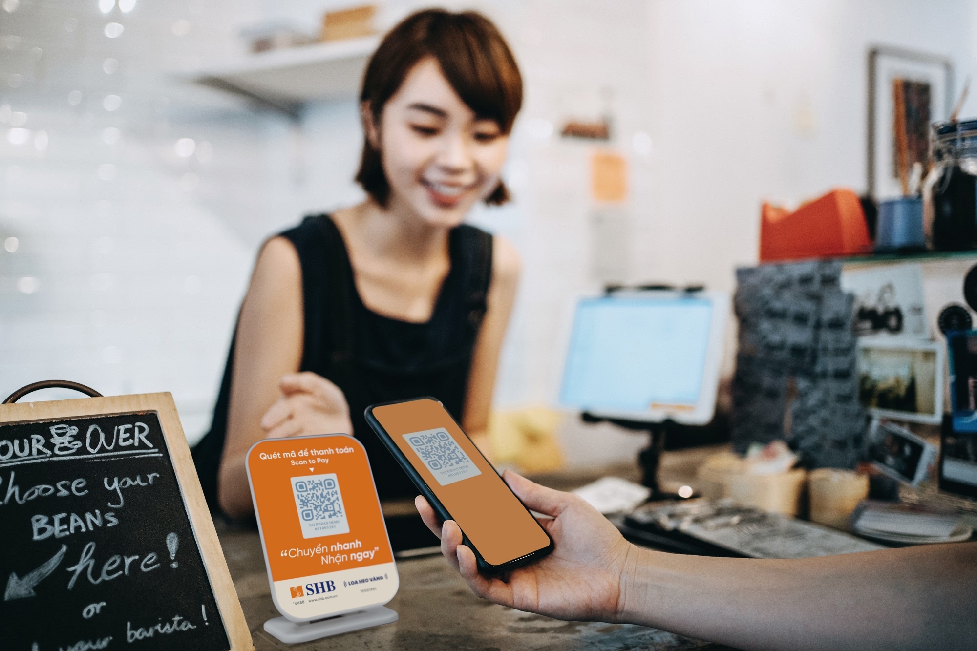 Khách hàng hưởng lợi từ dịch vụ thanh toán QR Pay từ SHB