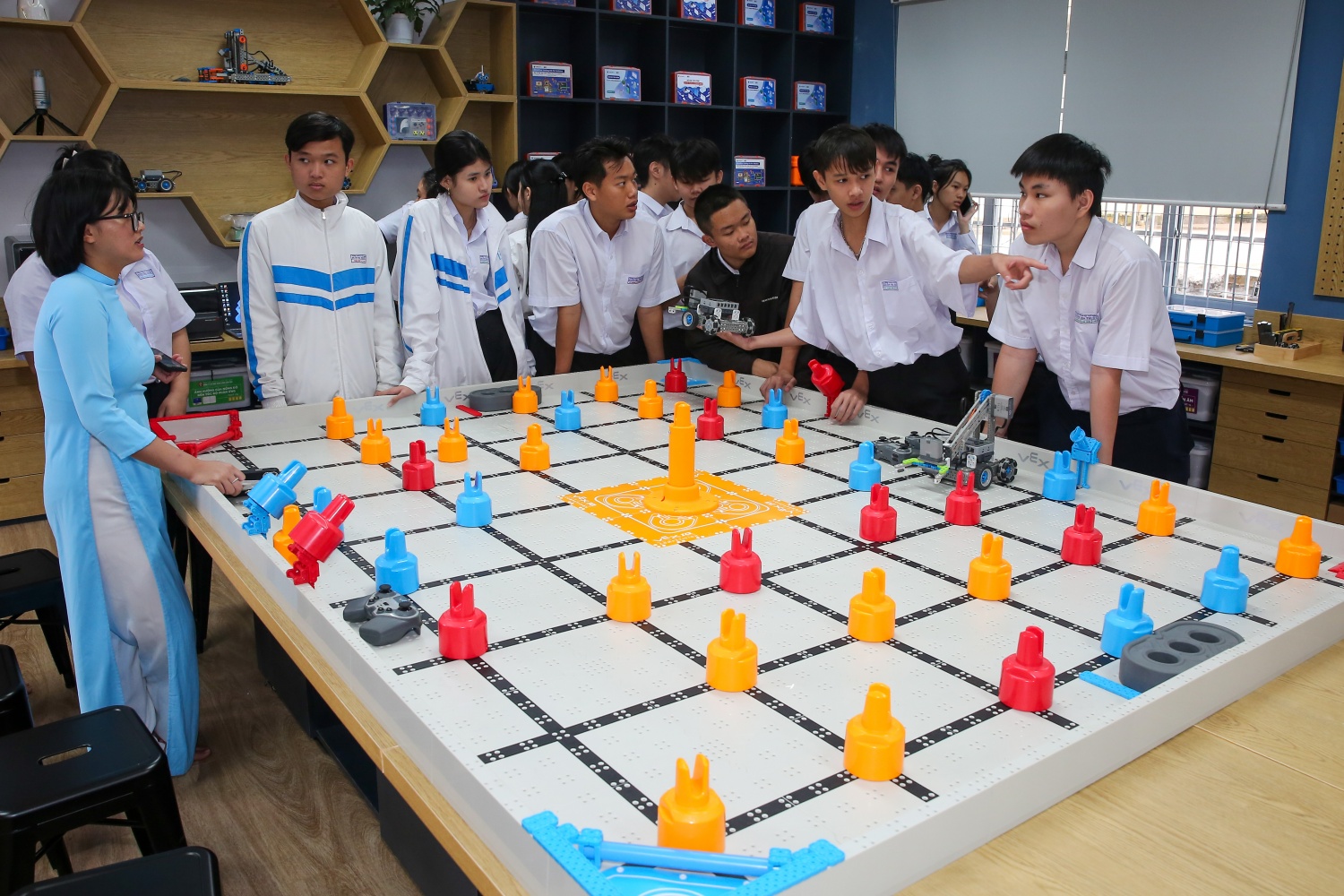 Không gian phòng STEM hiện đại do Petrovietnam tài trợ giúp học sinh tiếp cận phương pháp học tập thực hành, khơi dậy niềm đam mê khoa học – công nghệ ngay từ bậc phổ thông. Không gian phòng STEM hiện đại do Petrovietnam tài trợ giúp học sinh tiếp cận phương pháp học tập thực hành, khơi dậy niềm đam mê khoa học – công nghệ ngay từ bậc phổ thông.