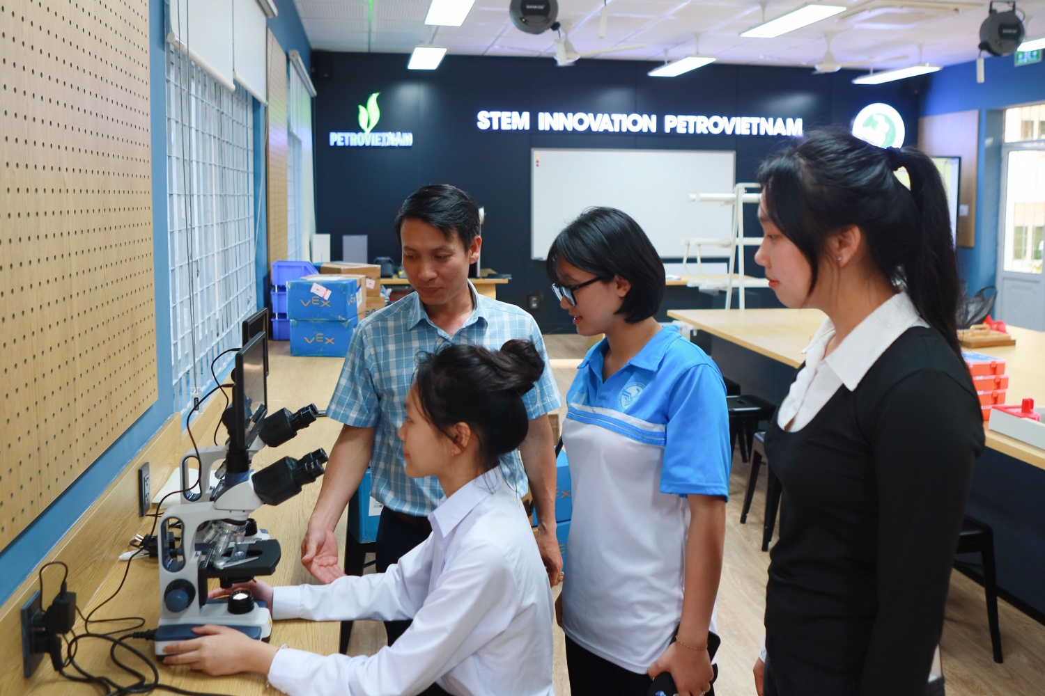 Học sinh trải nghiệm robotics, lập trình và thí nghiệm khoa học trong phòng STEM – nơi lý thuyết được gắn với thực tiễn, giúp hình thành tư duy sáng tạo và khả năng giải quyết vấn đề. Học sinh trải nghiệm robotics, lập trình và thí nghiệm khoa học trong phòng STEM – nơi lý thuyết được gắn với thực tiễn, giúp hình thành tư duy sáng tạo và khả năng giải quyết vấn đề.