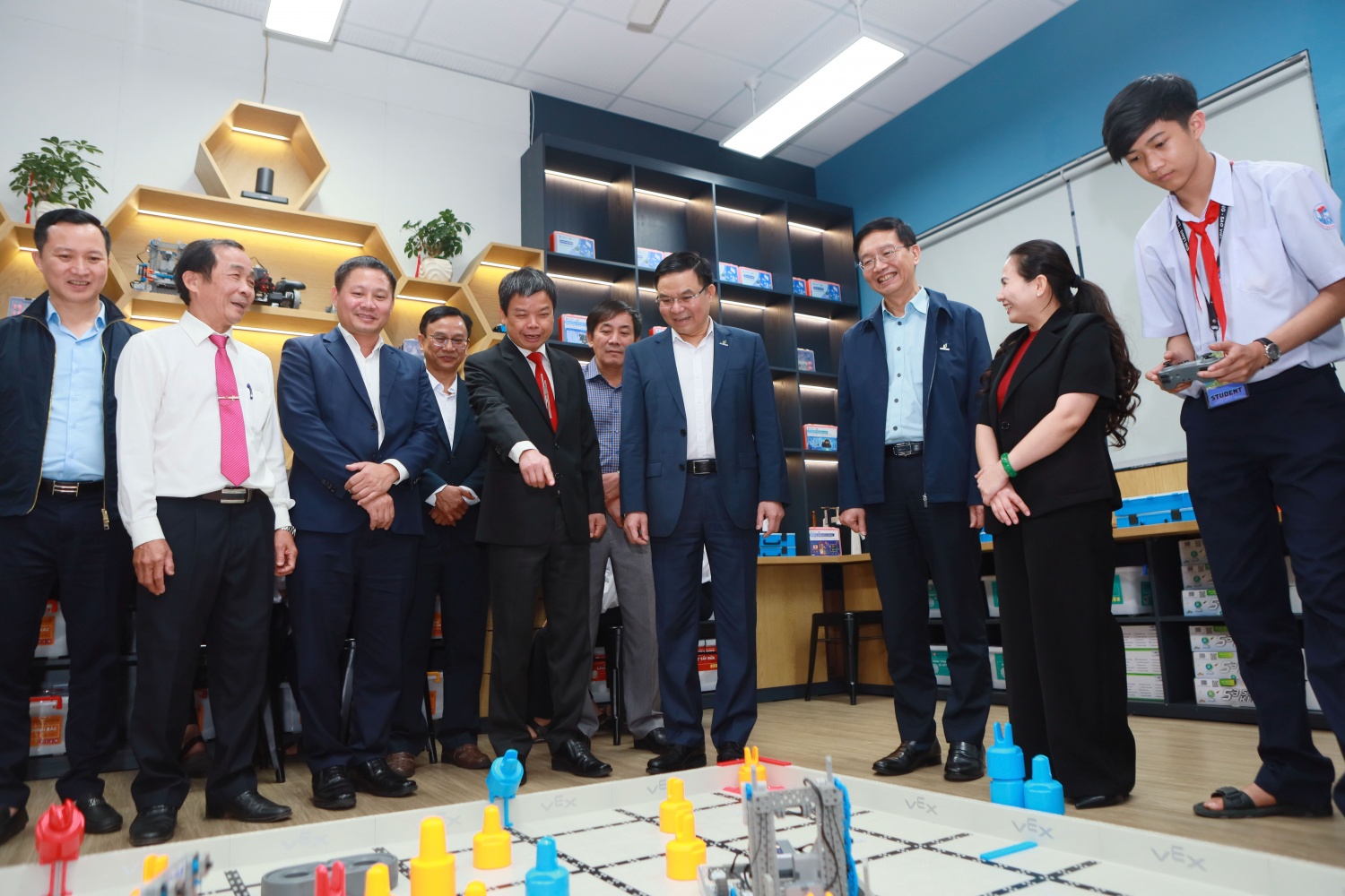 Việc khánh thành và đưa vào sử dụng phòng STEM tại các trường học ở Đắk Lắk, Gia Lai và Quảng Ngãi đánh dấu bước tiến mới trong đổi mới giáo dục tại địa phương. Việc khánh thành và đưa vào sử dụng phòng STEM tại các trường học ở Đắk Lắk, Gia Lai và Quảng Ngãi đánh dấu bước tiến mới trong đổi mới giáo dục tại địa phương.