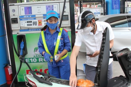 Giá xăng dầu tiếp tục giảm mạnh từ 15h ngày 18/12