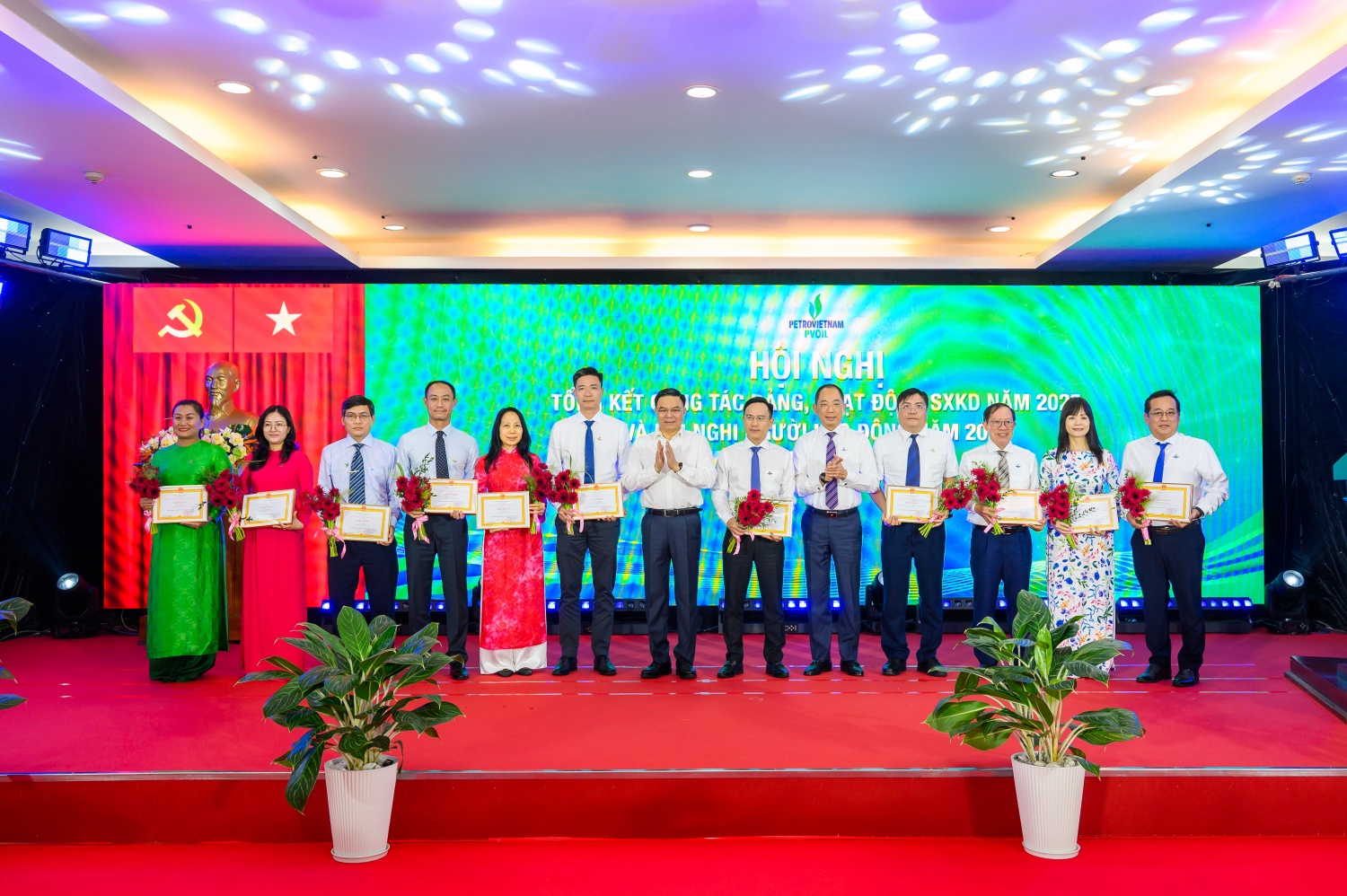 Đ/c Lê Mạnh Hùng – Bí thư Đảng ủy, Chủ tịch HĐTV Petrovietnam và đ/c Cao Hoài Dương – Bí thư Đảng ủy, Chủ tịch HĐQT PVOIL trao tặng Giấy khen của Tập đoàn cho đại diện các tập thể thuộc PVOIL Đ/c Lê Mạnh Hùng – Bí thư Đảng ủy, Chủ tịch HĐTV Petrovietnam và đ/c Cao Hoài Dương – Bí thư Đảng ủy, Chủ tịch HĐQT PVOIL trao tặng Giấy khen của Tập đoàn cho đại diện các tập thể thuộc PVOIL