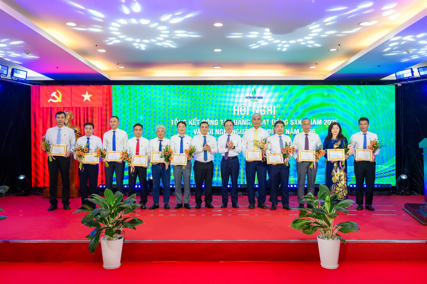 Đ/c Bùi Minh Tiến – UVBTV Đảng ủy, Thành viên HĐTV Petrovietnam và đ/c Nguyễn Đăng Trình – Phó Bí thư Đảng ủy, Tổng Giám đốc PVOIL trao tặng Giấy khen của Tập đoàn cho đại diện các tập thể thuộc PVOIL Đ/c Bùi Minh Tiến – UVBTV Đảng ủy, Thành viên HĐTV Petrovietnam và đ/c Nguyễn Đăng Trình – Phó Bí thư Đảng ủy, Tổng Giám đốc PVOIL trao tặng Giấy khen của Tập đoàn cho đại diện các tập thể thuộc PVOIL
