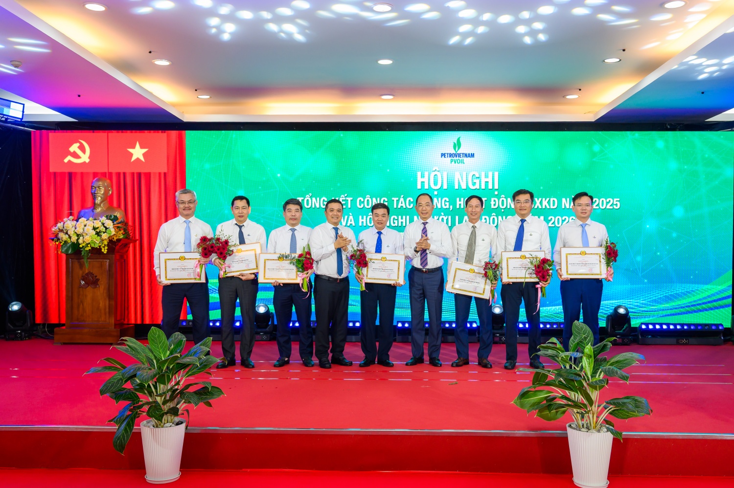 Đ/c Cao Hoài Dương – Bí thư Đảng ủy, Chủ tịch HĐQT PVOIL và đ/c Nguyễn Đăng Trình – Phó Bí thư Đảng ủy, Tổng Giám đốc PVOIL trao tặng Giấy khen của Đảng ủy Tổng công ty cho các chi, đảng bộ xuất sắc Đ/c Cao Hoài Dương – Bí thư Đảng ủy, Chủ tịch HĐQT PVOIL và đ/c Nguyễn Đăng Trình – Phó Bí thư Đảng ủy, Tổng Giám đốc PVOIL trao tặng Giấy khen của Đảng ủy Tổng công ty cho các chi, đảng bộ xuất sắc