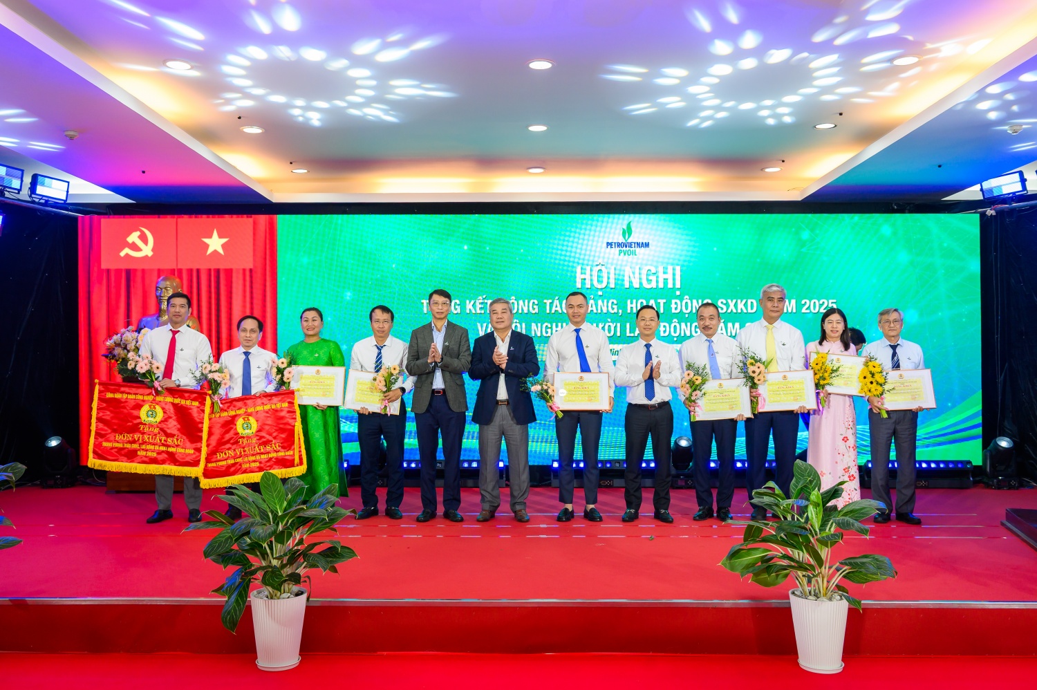 Đ/c Trần Hồng Nam – UVBCH Đảng bộ, Thành viên HĐTV Tập đoàn, đ/c Đỗ Chí Thanh – UVBTV Đảng ủy, Phó Tổng Giám đốc Tập đoàn và đ/c Mai Xuân Hải – Chủ tịch Công đoàn PVOIL trao tặng Cờ và Giấy khen của Công đoàn Tập đoàn cho các Công đoàn cơ sở xuất sắc Đ/c Trần Hồng Nam – UVBCH Đảng bộ, Thành viên HĐTV Tập đoàn, đ/c Đỗ Chí Thanh – UVBTV Đảng ủy, Phó Tổng Giám đốc Tập đoàn và đ/c Mai Xuân Hải – Chủ tịch Công đoàn PVOIL trao tặng Cờ và Giấy khen của Công đoàn Tập đoàn cho các Công đoàn cơ sở xuất sắc