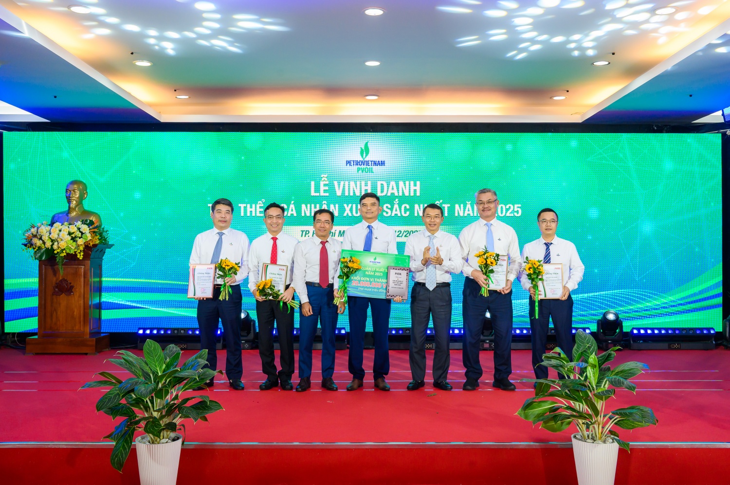 Ông Lê Văn Nghĩa – Thành viên HĐQT và ông Trương Đại Hoàng – Phó Tổng Giám đốc Tổng công ty trao biểu trưng cùng tiền thưởng cho danh hiệu “Cán bộ quản lý xuất sắc nhất năm 2025” khối Đơn vị thành viên. Ông Lê Văn Nghĩa – Thành viên HĐQT và ông Trương Đại Hoàng – Phó Tổng Giám đốc Tổng công ty trao biểu trưng cùng tiền thưởng cho danh hiệu “Cán bộ quản lý xuất sắc nhất năm 2025” khối Đơn vị thành viên.