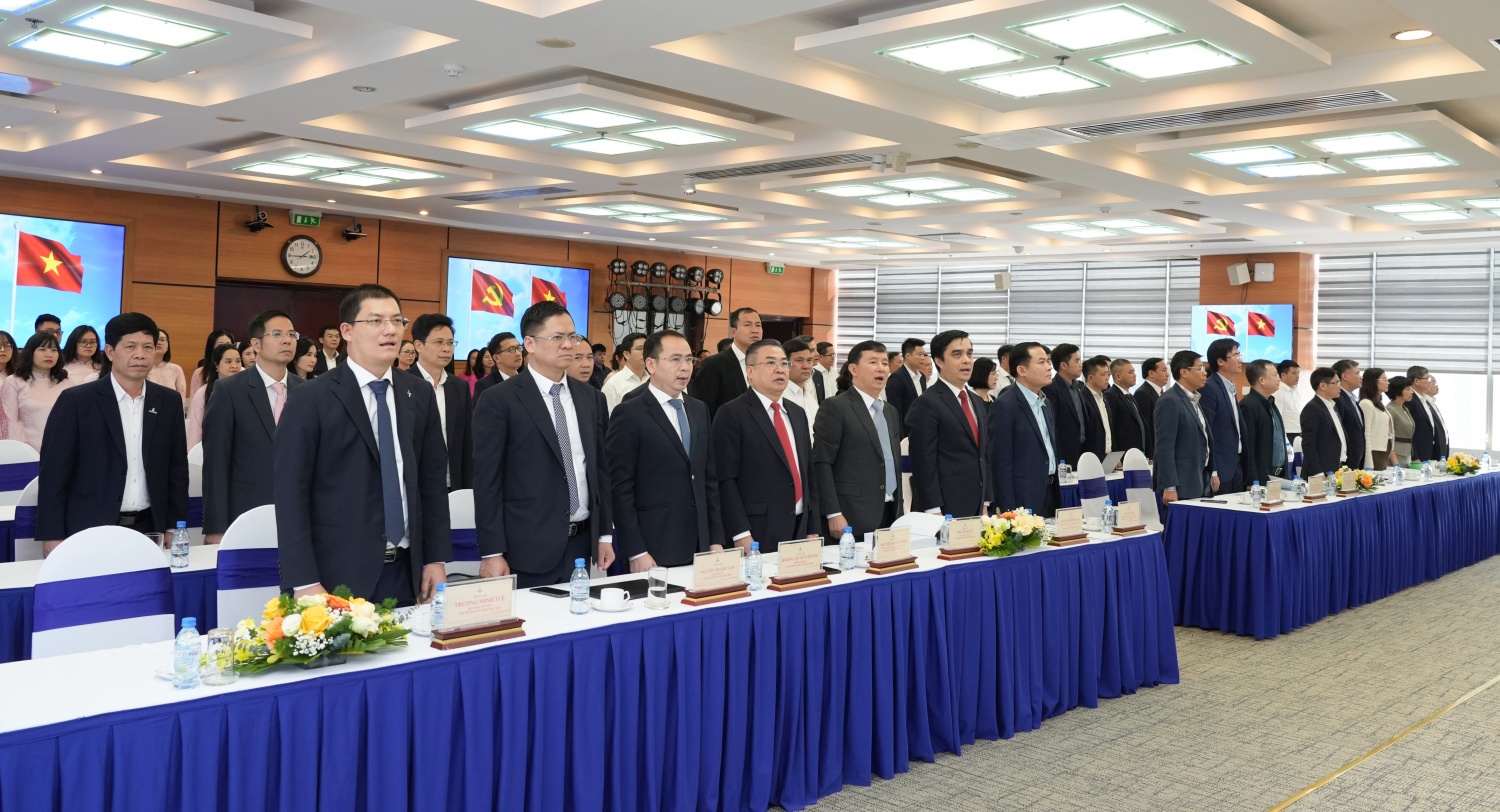 Các đại biểu thực hiện nghi thức chào cờ Các đại biểu thực hiện nghi thức chào cờ