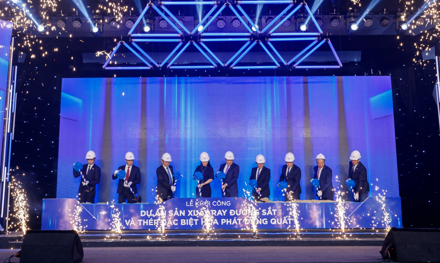 Lãnh đạo Trung ương, tỉnh Quảng Ngãi và Tập đoàn Hòa Phát thực hiện nghi thức khởi công Nhà máy Sản xuất Ray và Thép đặc biệt Hòa Phát Dung Quất sáng 19/12.