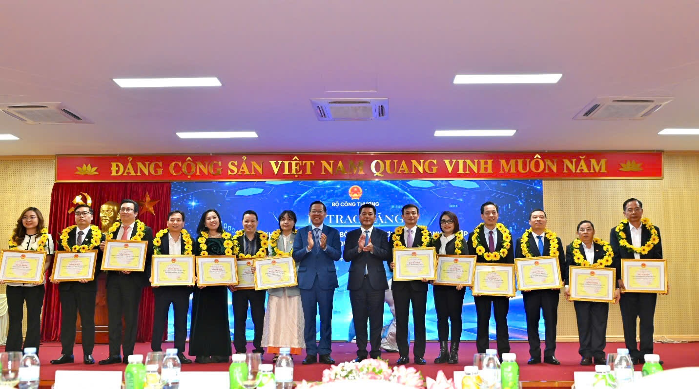 Lần đầu tiên xuất nhập khẩu Việt Nam vượt 900 tỷ USD