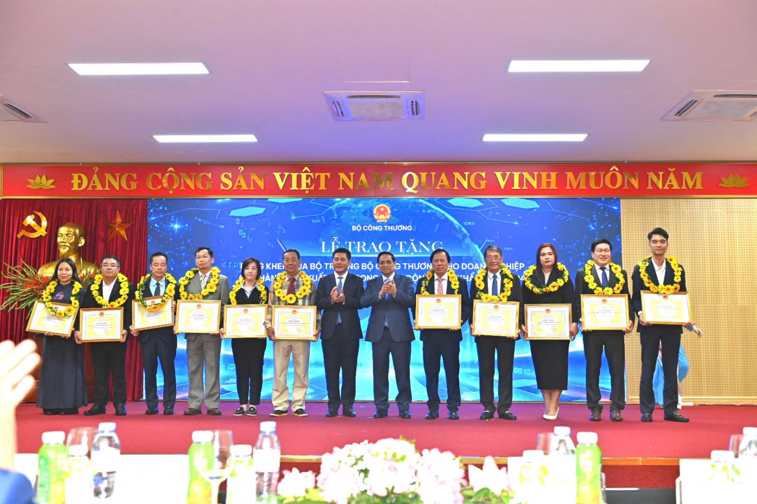 Lần đầu tiên xuất nhập khẩu Việt Nam vượt 900 tỷ USD