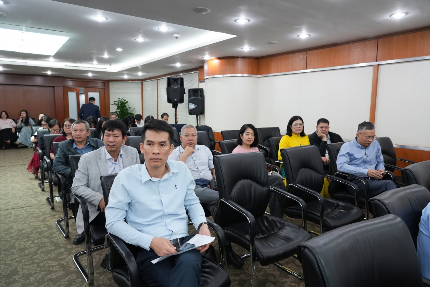 Các đại biểu lắng nghe phần thuyết trình về các sản phẩm sáng tạo