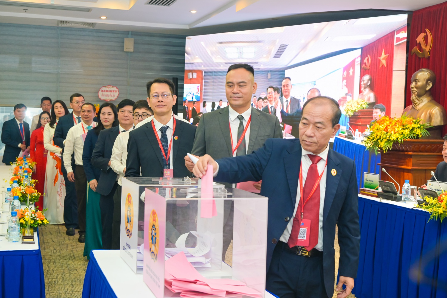 Các đại biểu bầu Ban Chấp hành Hội Công đoàn Petrovietnam nhiệm kỳ 2025-2030 và bầu đoàn đại biểu dự Đại hội Công đoàn cấp trên.