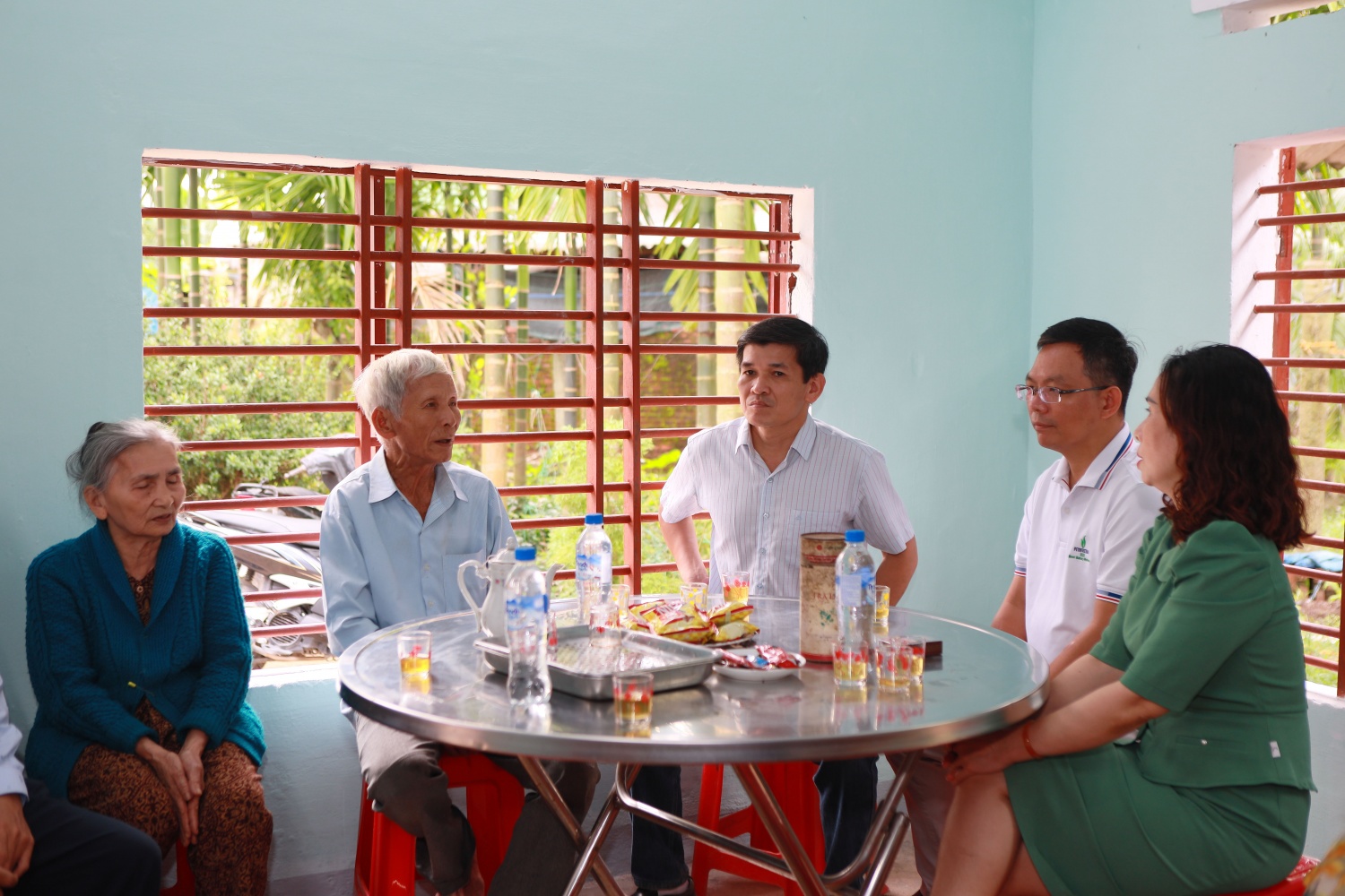 Lãnh đạo xã Vệ Giang và BSR thăm hỏi, động viên gia đình ông Huỳnh Kiễn.