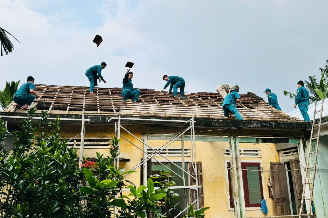 Lực lượng dân quân xã Vệ Giang hỗ trợ sửa sang nhà của gia đình ông Huỳnh Kiễn.