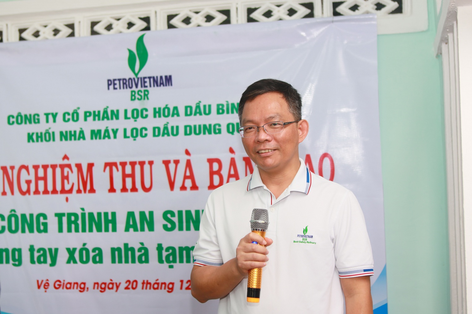 Ông Cao Tuấn Sĩ - Giám đốc NMLD Dung Quất chia sẻ về niềm vui khi căn nhà của gia đình ông Kiễn đã được sửa chữa khan trang, chắc chắn. Qua đó, những sự đóng góp của CBCNV đã đạt kết quả thiết thực, ý nghĩa.