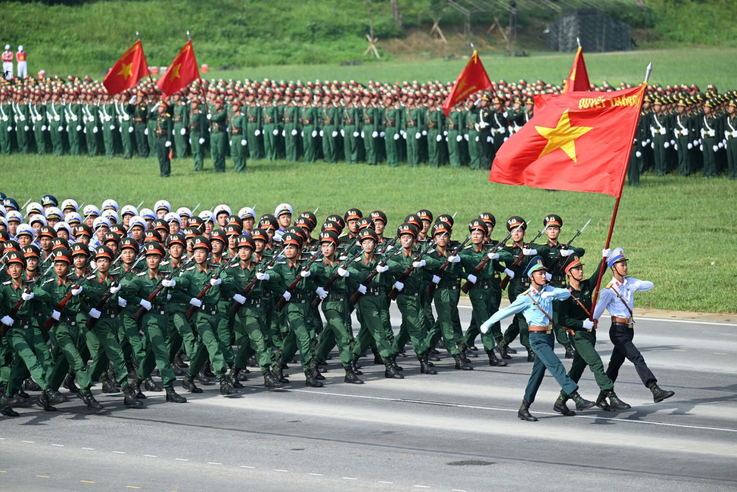 Quân đội nhân dân vững bước dưới cờ Đảng quang vinh