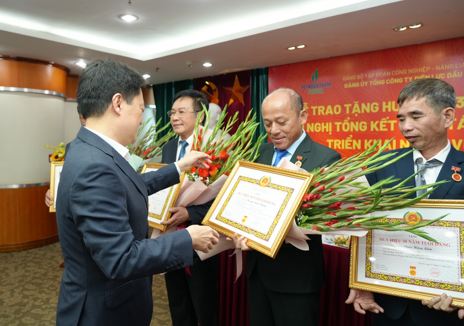 PV Power tổ chức Lễ trao Huy hiệu 30 năm tuổi Đảng cho các đảng viên