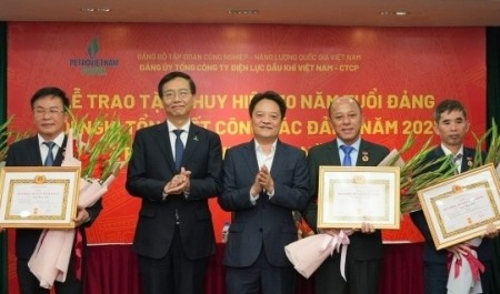 PV Power tổ chức Lễ trao Huy hiệu 30 năm tuổi Đảng cho các đảng viên