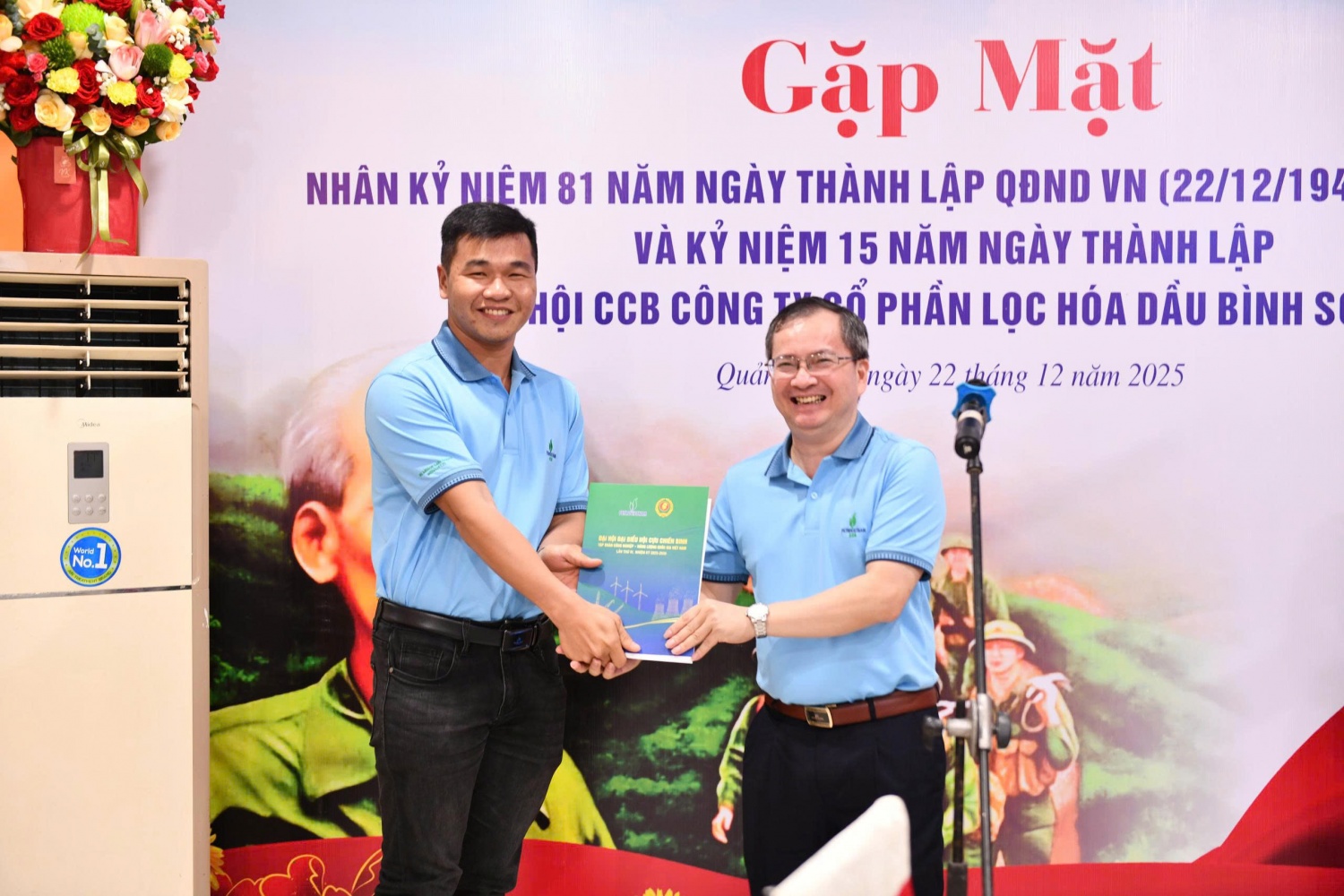 Chủ tịch Hội CCB BSR trao quyết định kết nạp hội viên mới, bổ sung lực lượng cho Hội Cựu chiến binh BSR.