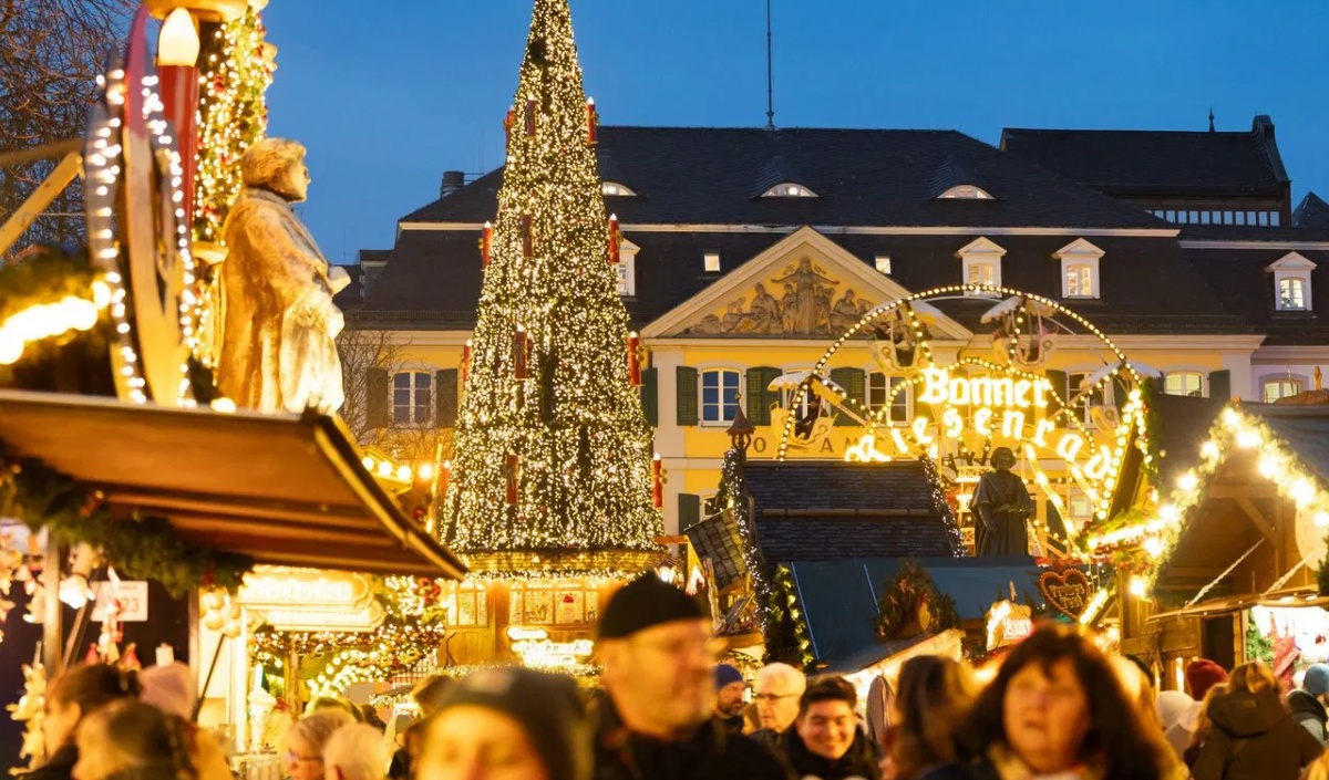 Không khí đón Giáng sinh rộn ràng trên thế giới