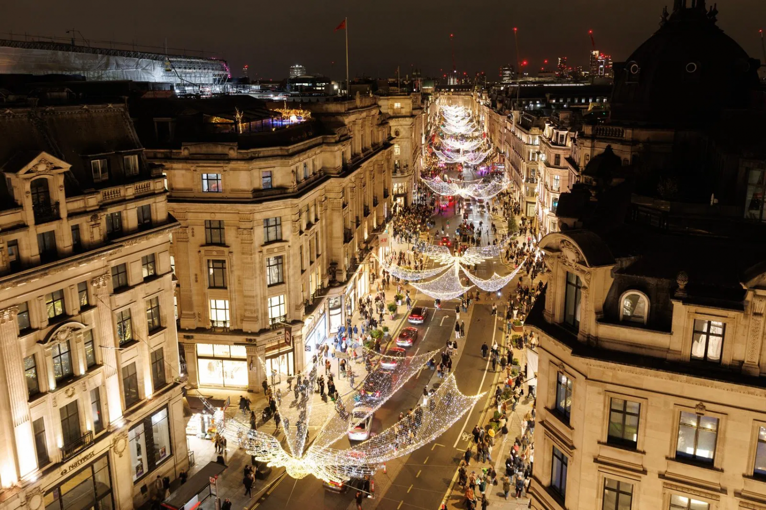 Không khí đón Giáng sinh rộn ràng trên thế giới