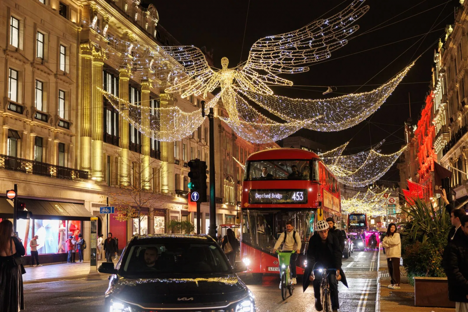 Không khí đón Giáng sinh rộn ràng trên thế giới