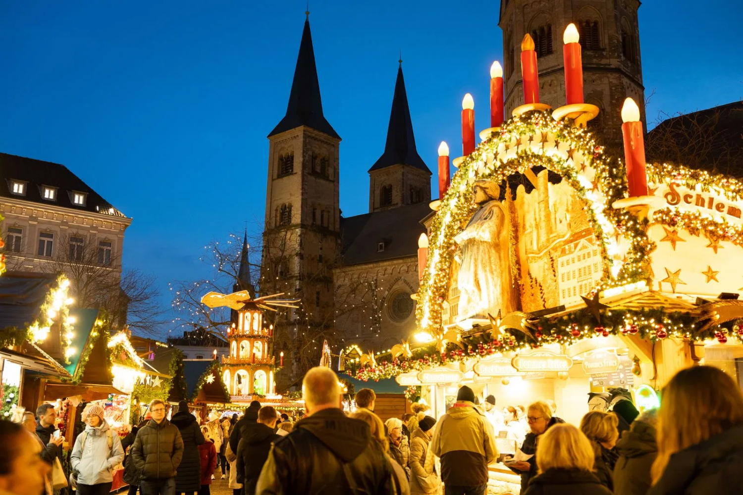 Không khí đón Giáng sinh rộn ràng trên thế giới