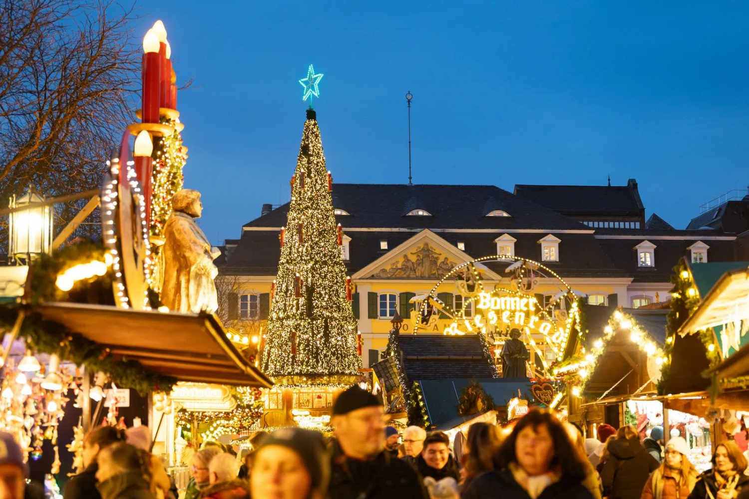 Không khí đón Giáng sinh rộn ràng trên thế giới