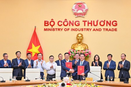 Đồng chí Lê Mạnh Hùng tiếp nhận bàn giao công tác Bí thư Đảng ủy, Quyền Bộ trưởng Bộ Công Thương