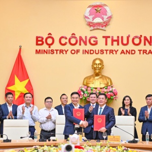 Đồng chí Lê Mạnh Hùng tiếp nhận bàn giao công tác Bí thư Đảng ủy, Quyền Bộ trưởng Bộ Công Thương