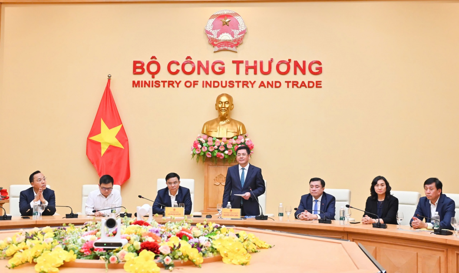 Đồng chí Lê Mạnh Hùng tiếp nhận bàn giao công tác Bí thư Đảng ủy, Quyền Bộ trưởng Bộ Công Thương