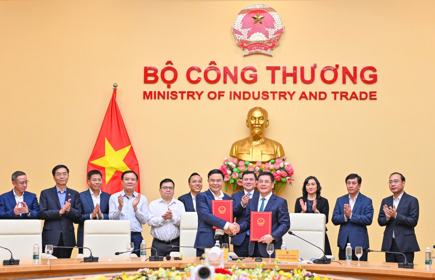 Đồng chí Lê Mạnh Hùng tiếp nhận bàn giao công tác Bí thư Đảng ủy, Quyền Bộ trưởng Bộ Công Thương