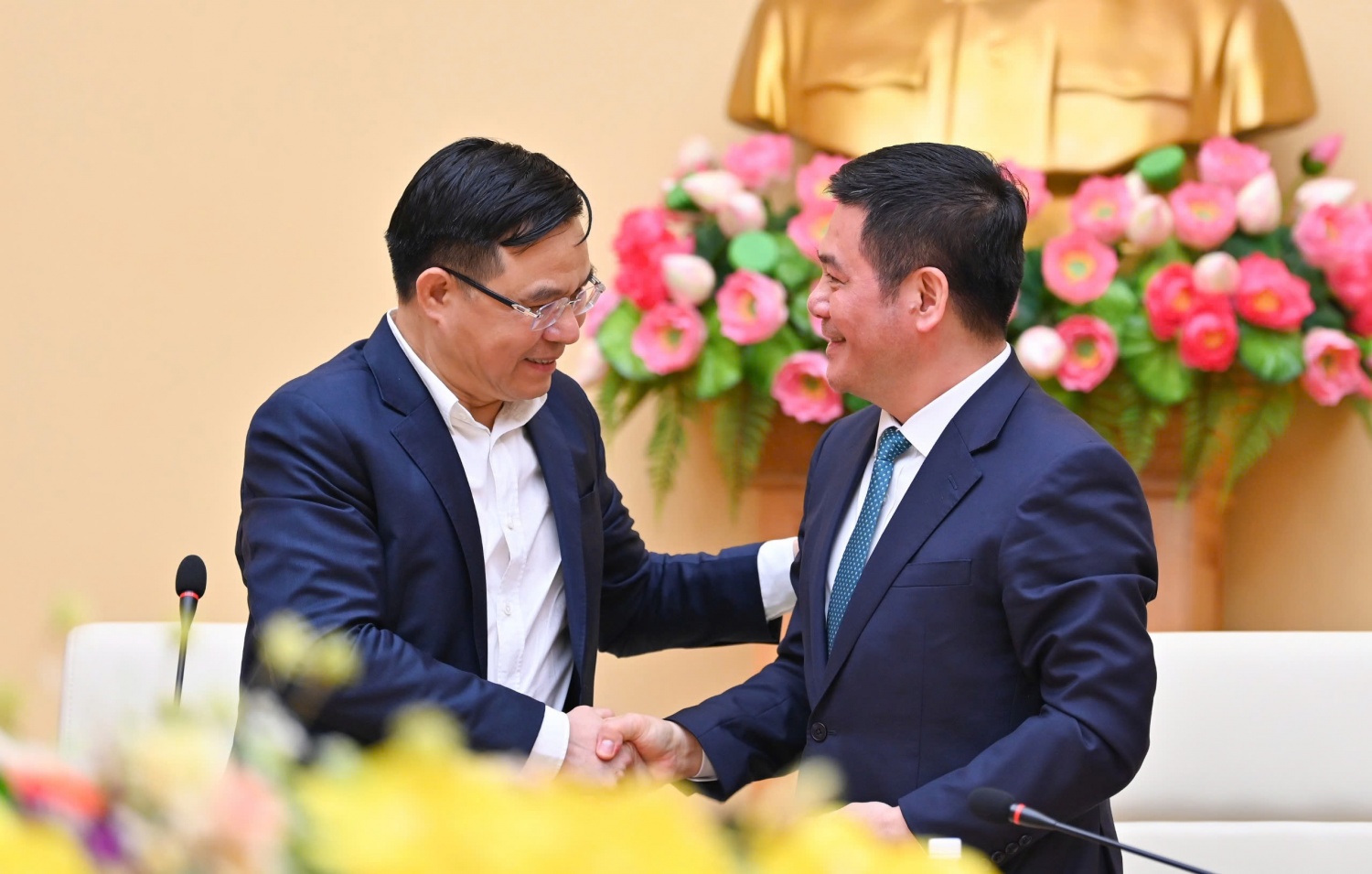 Đồng chí Lê Mạnh Hùng tiếp nhận bàn giao công tác Bí thư Đảng ủy, Quyền Bộ trưởng Bộ Công Thương