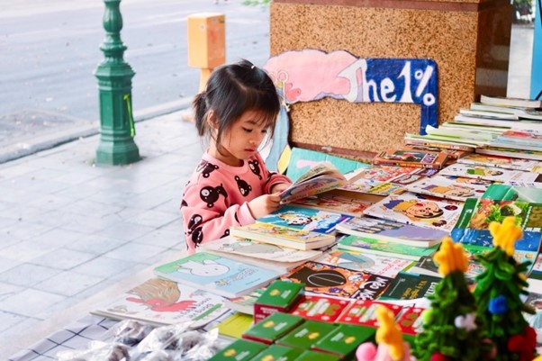 Em nhỏ hứng thú với các đầu sách được bày bán tại MỌT 2025: Vọng Miên