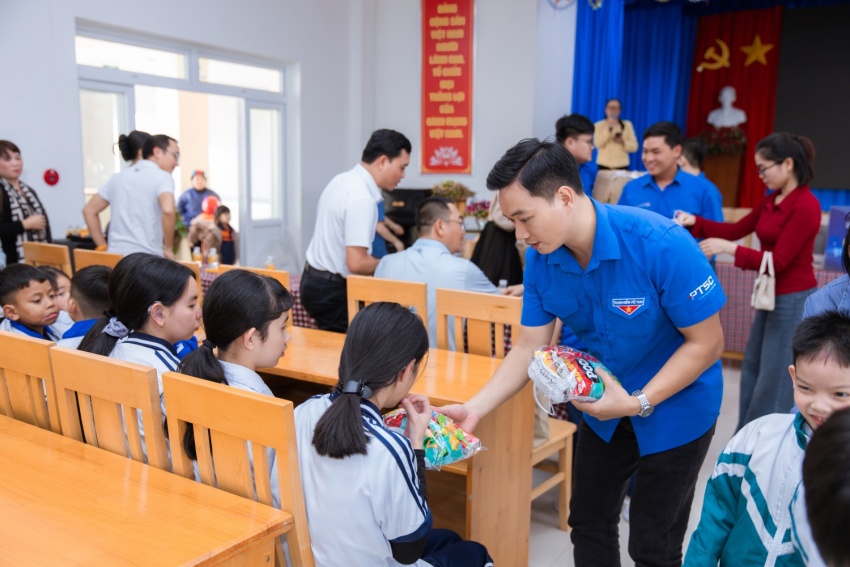 PTSC Marine và hành trình “Trao gửi yêu thương - Ươm mầm tri thức”