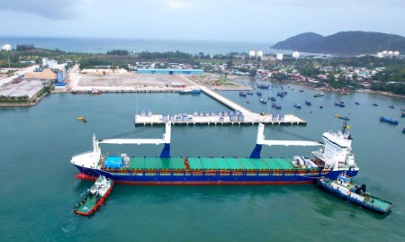 Bến số 3 - Cảng PTSC Dung Quất đón chuyến tàu đầu tiên