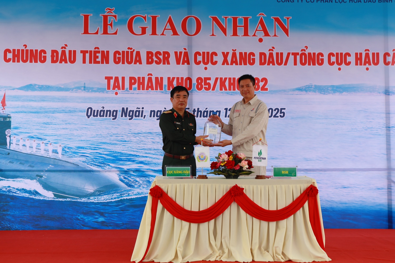 BSR bàn giao lô nhiên liệu đặc chủng đầu tiên phục vụ Quốc phòng cho Cục Xăng dầu