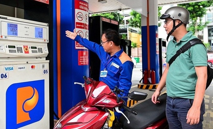 Giá xăng giảm, RON95 về mốc 19.000 đồng/lít