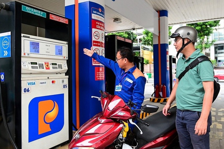 Giá xăng giảm, RON95 về mốc 19.000 đồng/lít