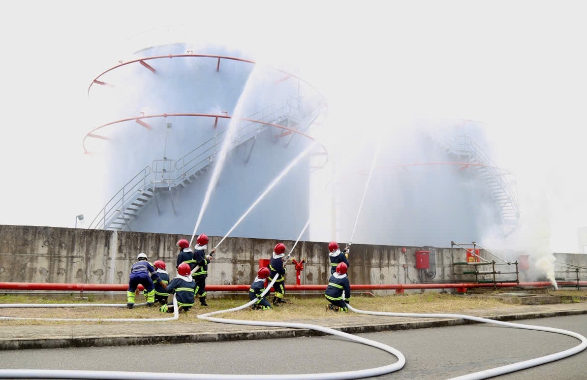 [Chùm ảnh] NMNĐ Sông Hậu 1 diễn tập phòng cháy, chữa cháy và cứu nạn, cứu hộ