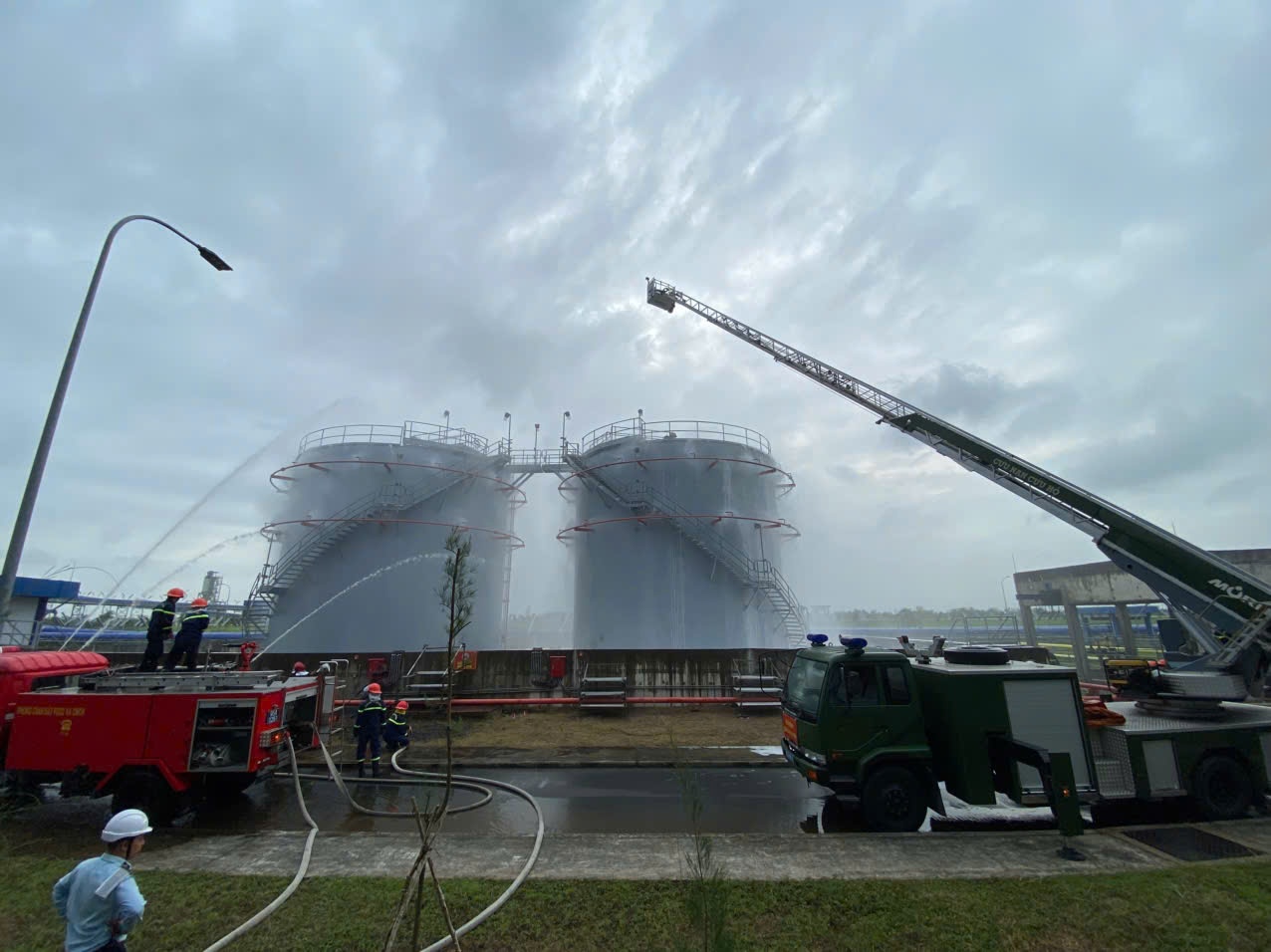 [Chùm ảnh] NMNĐ Sông Hậu 1 diễn tập PCCC và cứu hộ