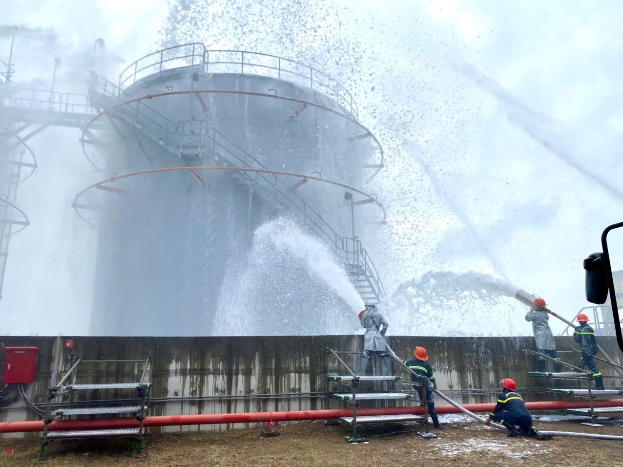 [Chùm ảnh] NMNĐ Sông Hậu 1 diễn tập PCCC và cứu hộ